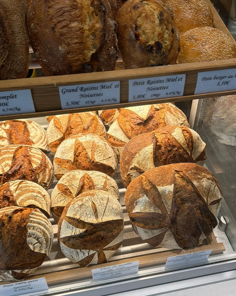 Miche au levain à la croûte bien dorée