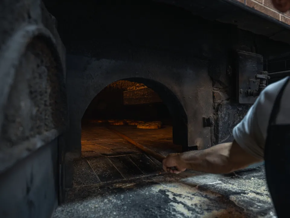 Le boulanger enfourne les pains à la pelle