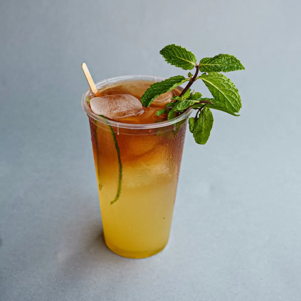 Verre de thé à la menthe posé sur une margelle en tadelakt