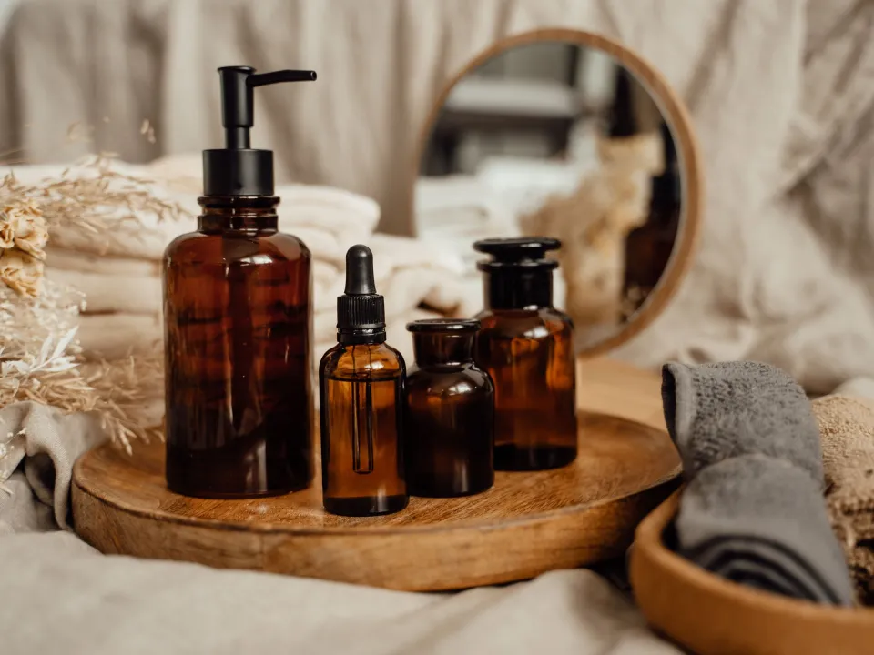 Flacons d'huiles et serviettes chaudes pour le soin du visage