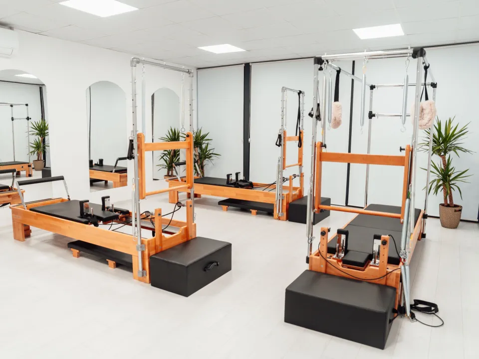 Studio clair avec tapis de pilates