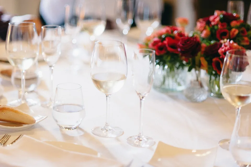 Verres et fleurs sur une table dressée