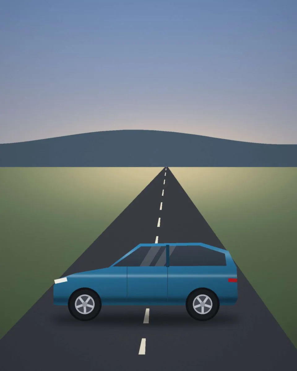 Une voiture sur une route de campagne au coucher du soleil, pendant un essai
