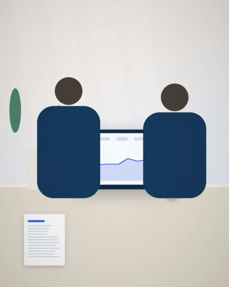 Une courtière en assurances compare des offres avec un client, contrats et écran sur la table