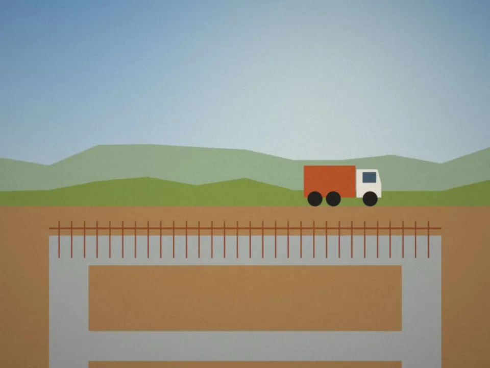 Semelles de fondation ferraillées, camion de béton en attente