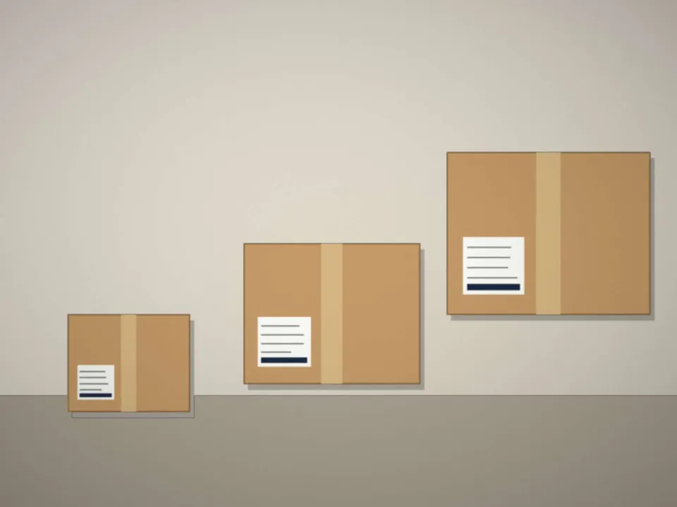 Trois colis de tailles différentes, étiquetés