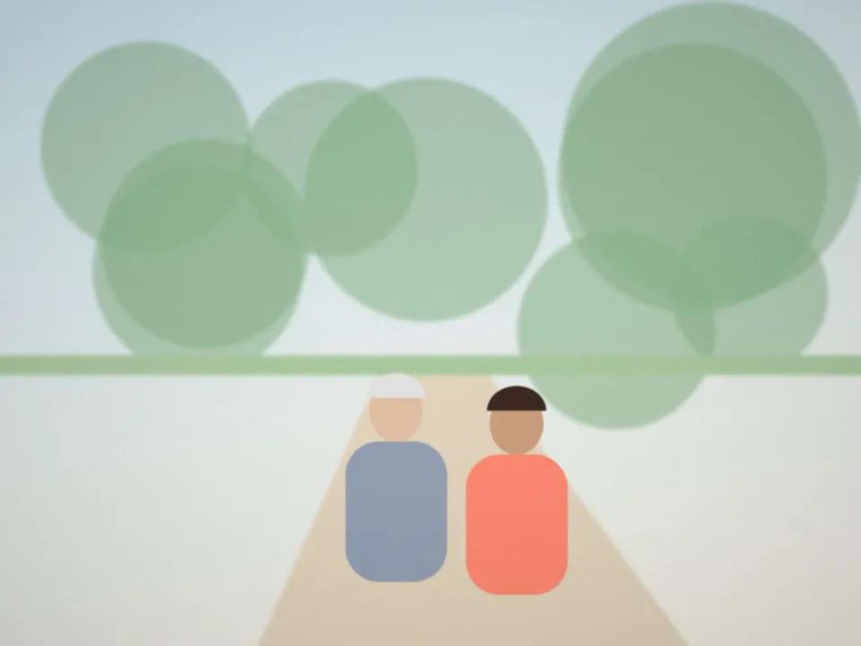 Fille et sa mère âgée souriantes sur un banc de jardin