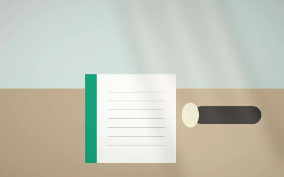 Carnet de suivi d'intervention et lampe torche posés sur une table