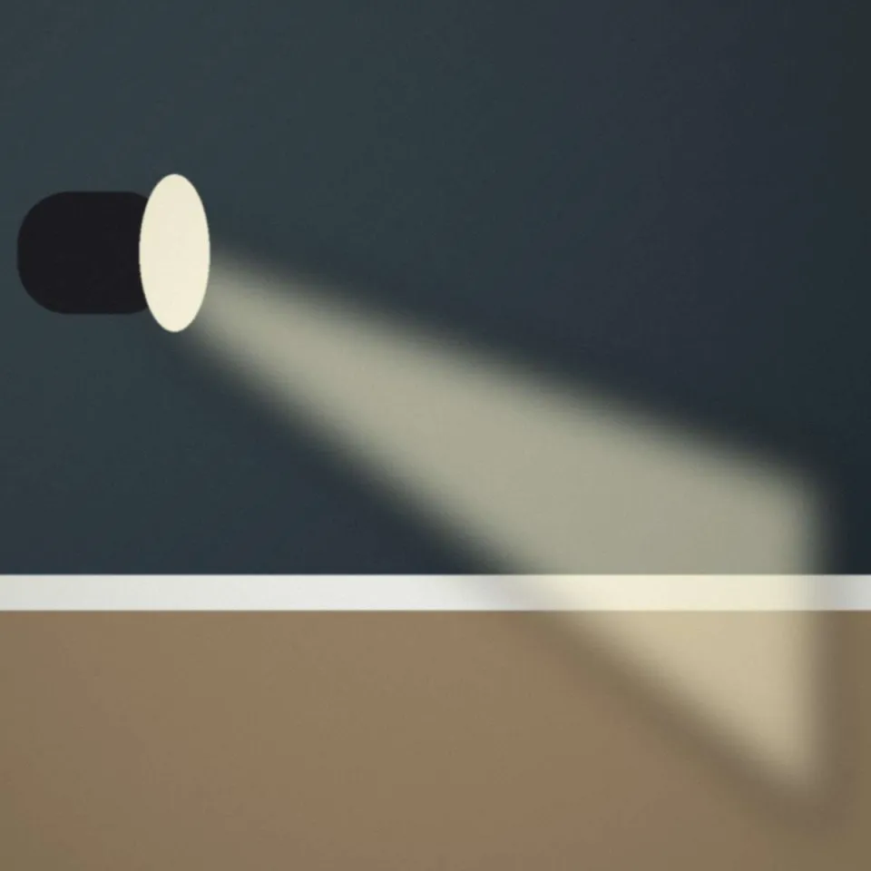 Lampe torche éclairant une plinthe lors d'une inspection