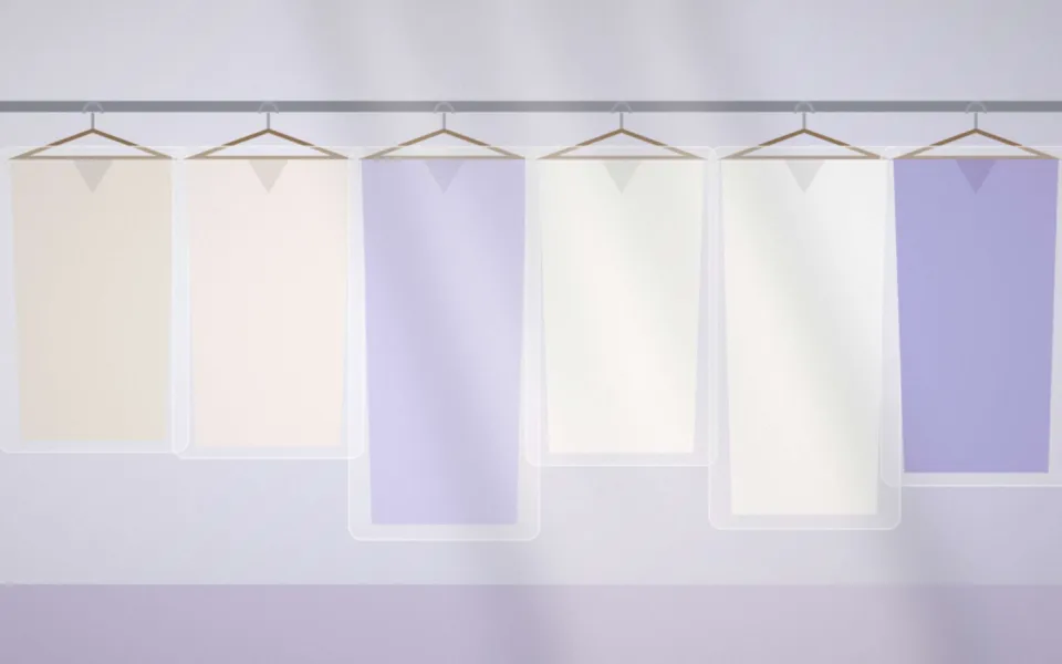 Rangée de vêtements nettoyés sous housse dans la boutique