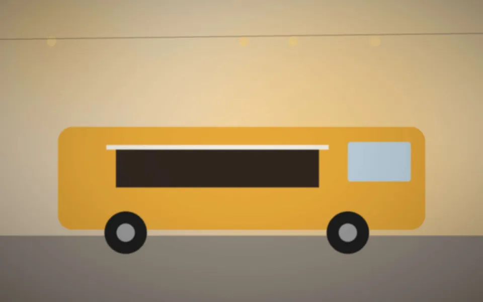 Le food-truck garé sur une place, comptoir ouvert et file de clients